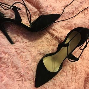 Very chić black pointy heel